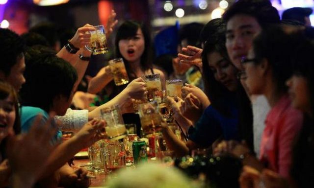 Люди наслаждаются напитками в баре в Хошимине