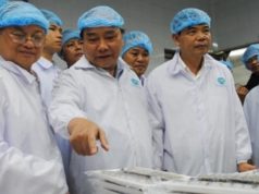 Премьер-министр Вьетнама Nguyen Xuan Phuc на фабрике по производству креветок во Вьетнаме