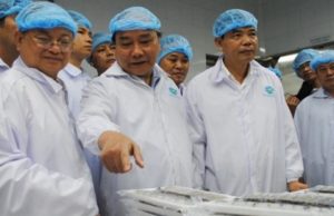 Премьер-министр Вьетнама Nguyen Xuan Phuc на фабрике по производству креветок во Вьетнаме