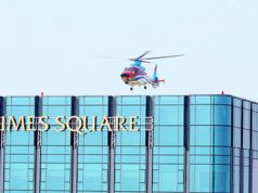 Вертолет над крышей башни Times Square в Хошимине