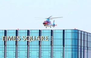 Вертолет над крышей башни Times Square в Хошимине