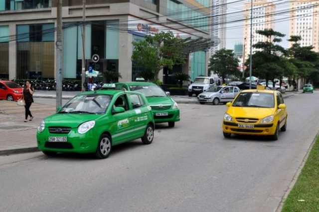 Ханойского таксиста наказали за накрутку цен
