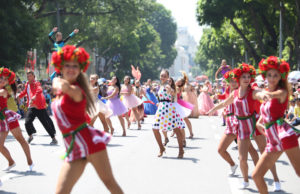 Иностранцы присоединяются к карнавалу в Ханое в сентябре 2017 года.