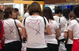 Китайские туристы прилетели в Камрань с "незаконными" майками