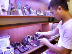 Жители Сайгона скупают "винтажные" телефоны