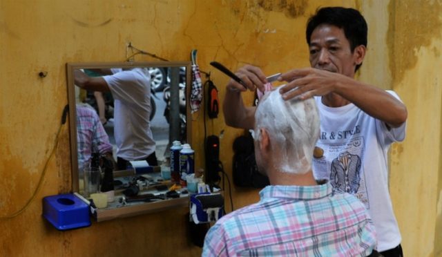 Уличный парикмахер Nguyen Van Tu