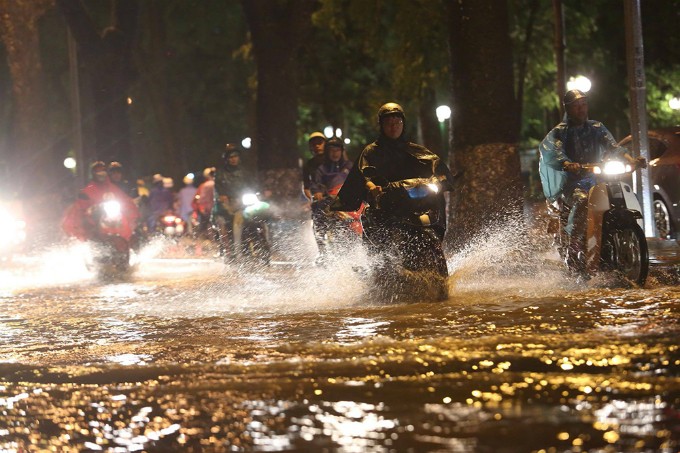 Из-за дождя улица Hoang Dieu ушла на 30 сантиметров под воду