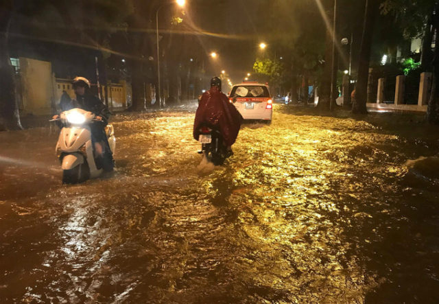 Сильный ливень, продолжавшийся один час в понедельник вечером, затопил ряд улиц в центре Ханоя