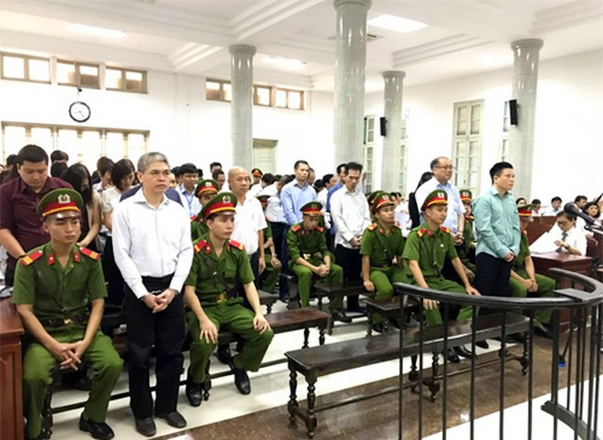 Обвиняемые в зале суда в Ханое в понедельник, среди них Ha Van Tham - бывший глава Ocean Bank (cправа)