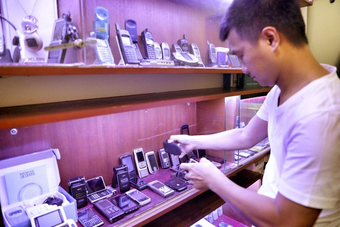 Жители Сайгона скупают "винтажные" телефоны