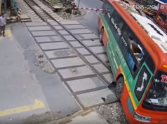 Железнодорожный шлагбаум протаранил автобус во Вьетнаме
